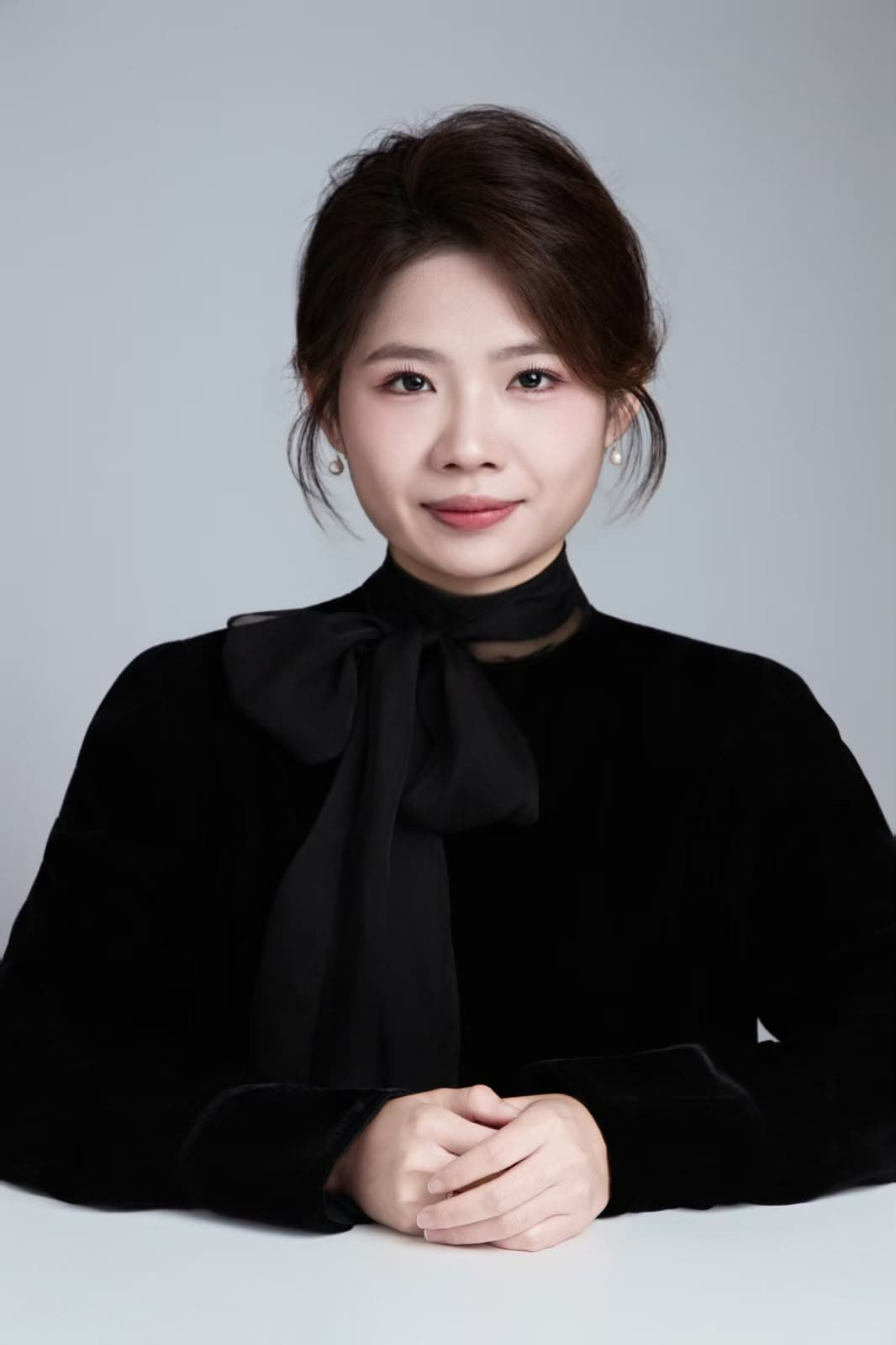 Retrato institucional da Sra. Mia Lee, diretora da entidade em Macau